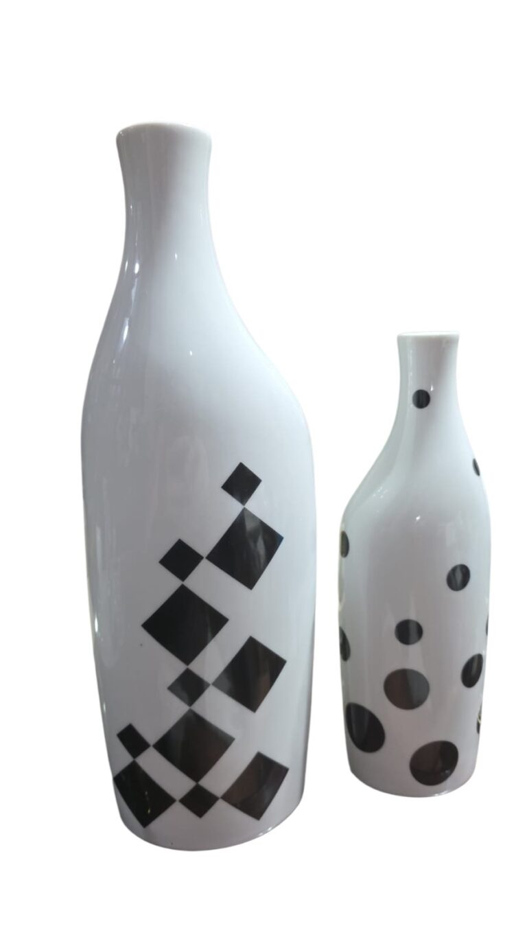 Par de vasos de porcelana com design moderno, impecável estado