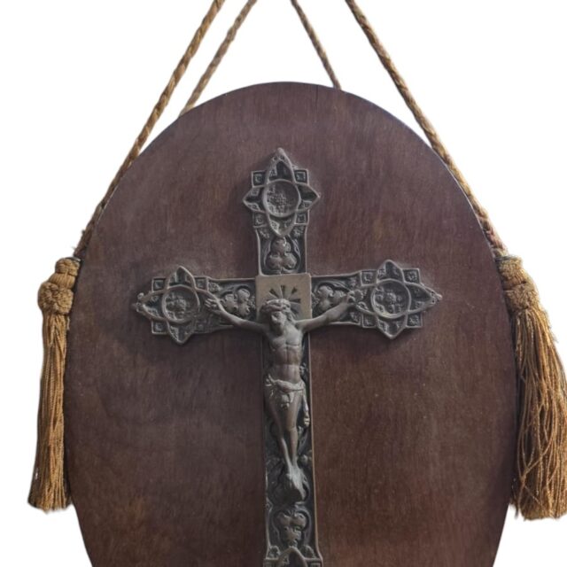 Grande e antigo crucifixo de bronze