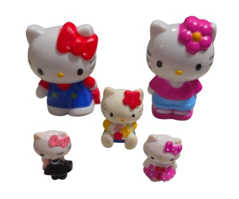 Conjunto com cinco Hello Kittys colecionáveis