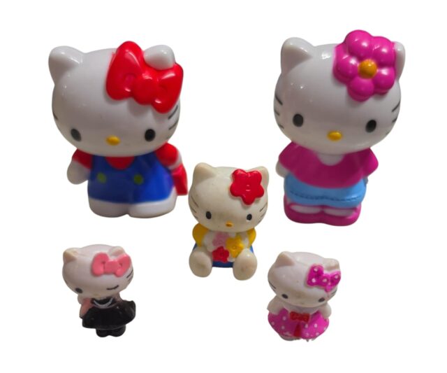 Conjunto com cinco Hello Kittys colecionáveis