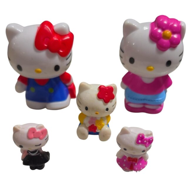 Conjunto com cinco Hello Kittys colecionáveis