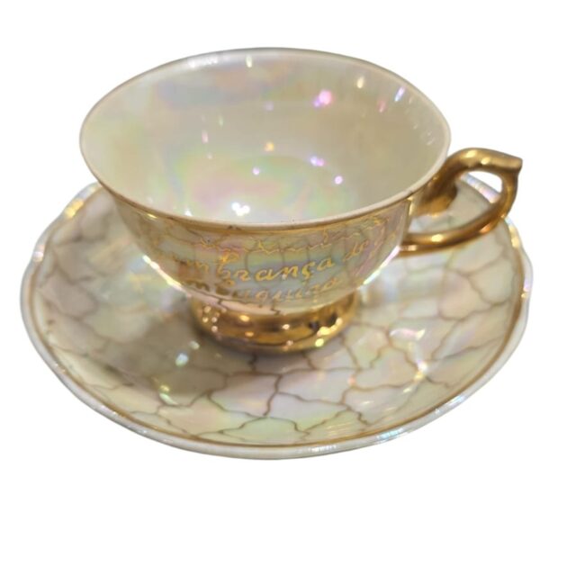 Xícara de café porcelana Real nacarada, com belas dourações