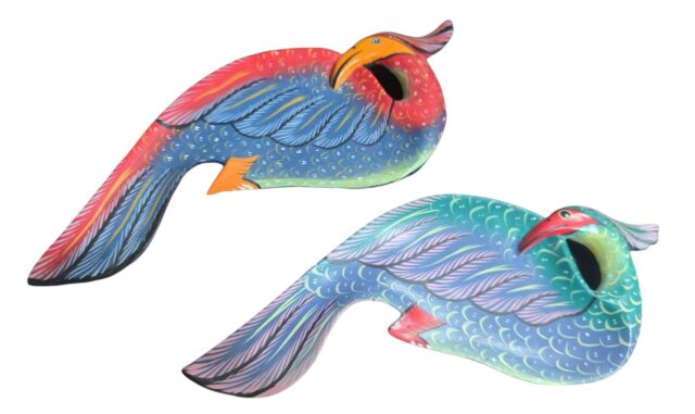 Par de pássaros de madeira pintados à mão