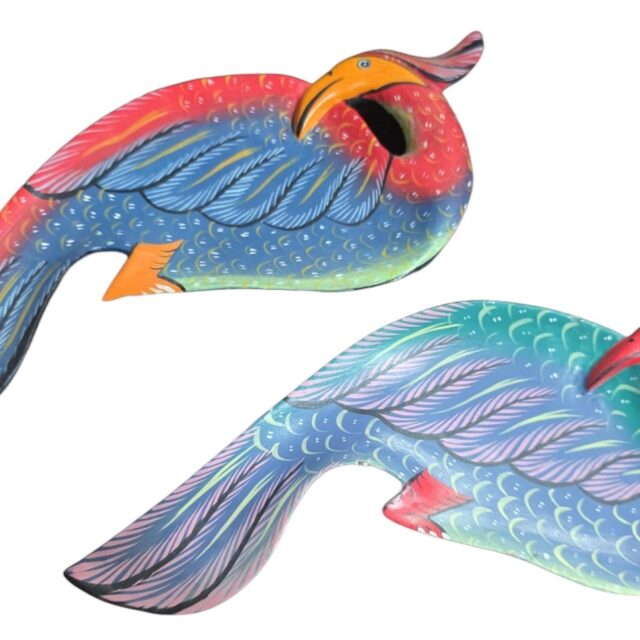 Par de pássaros de madeira pintados à mão