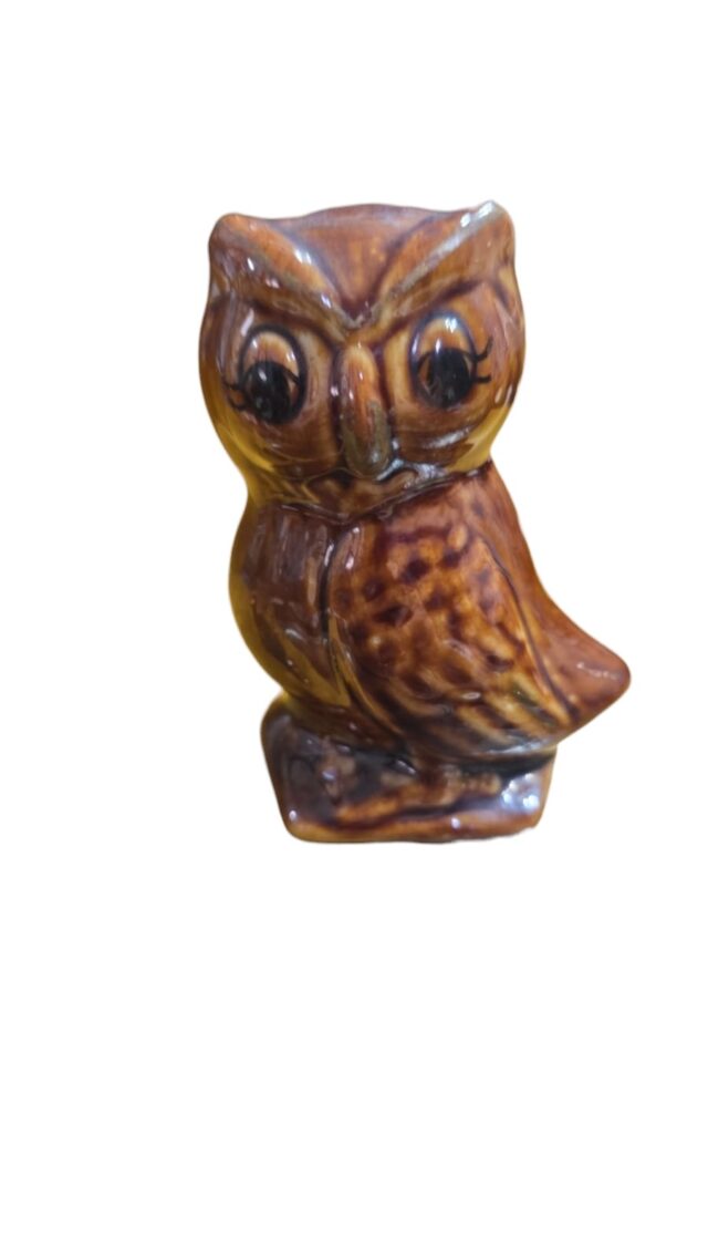 Escultura de coruja de cerâmica