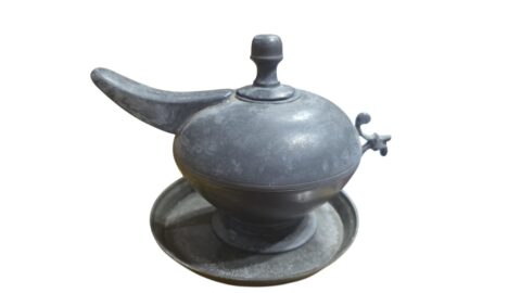 Raro e antigo bule em estanho