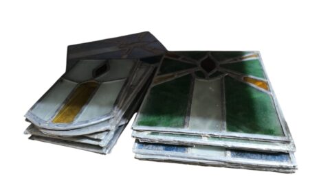 Conjunto com 16 peças de antigos vitrais de catedral feitos a mão