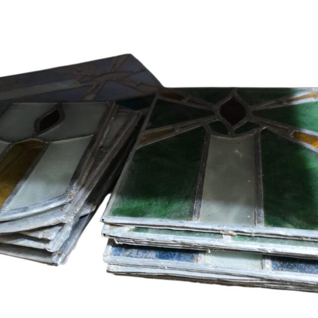 Conjunto com 16 peças de antigos vitrais de catedral feitos a mão