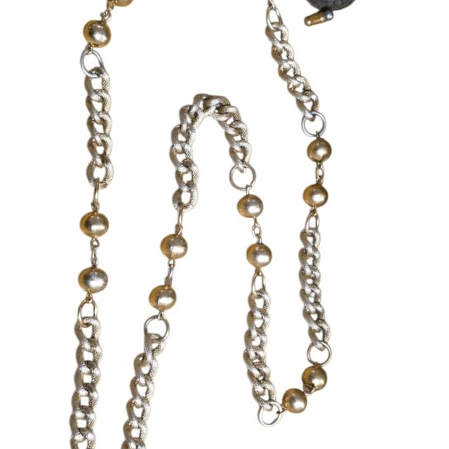 Colar feminino em metal dourado