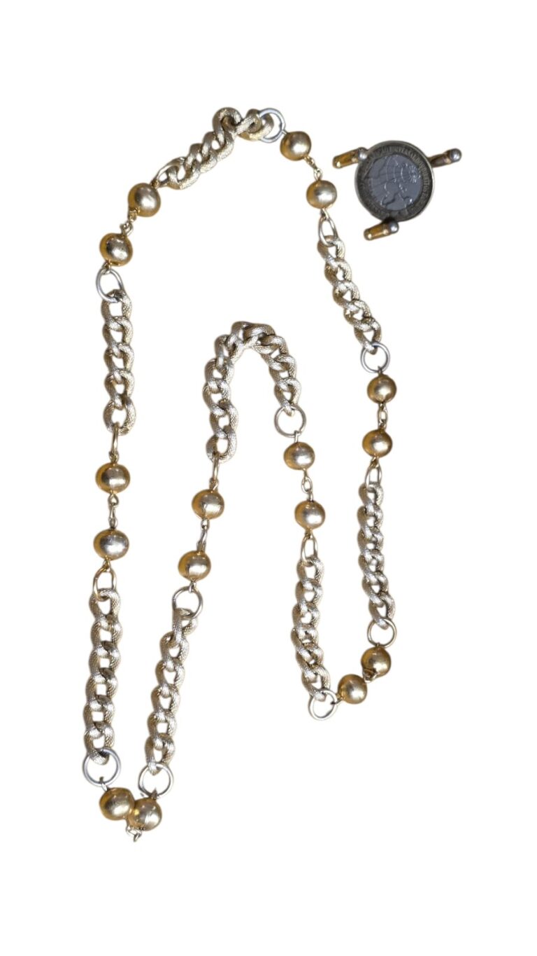 Colar feminino em metal dourado
