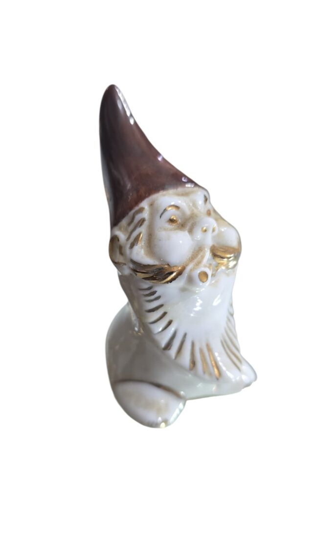Antigo gnomo de porcelana