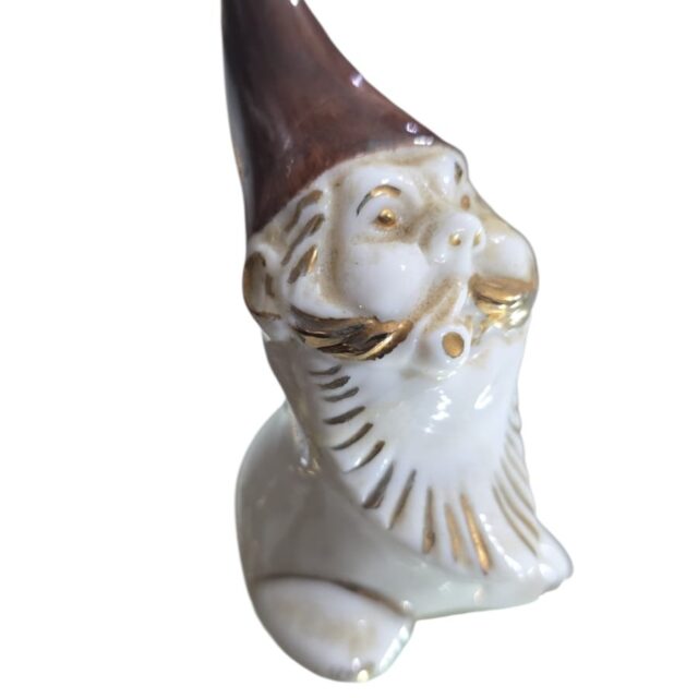 Antigo gnomo de porcelana