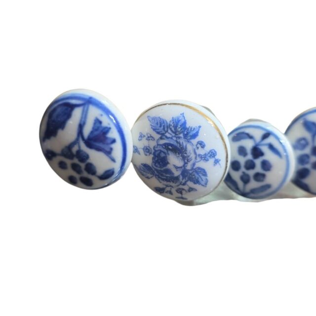 Quarteto de puxadores de porcelana com bela arte