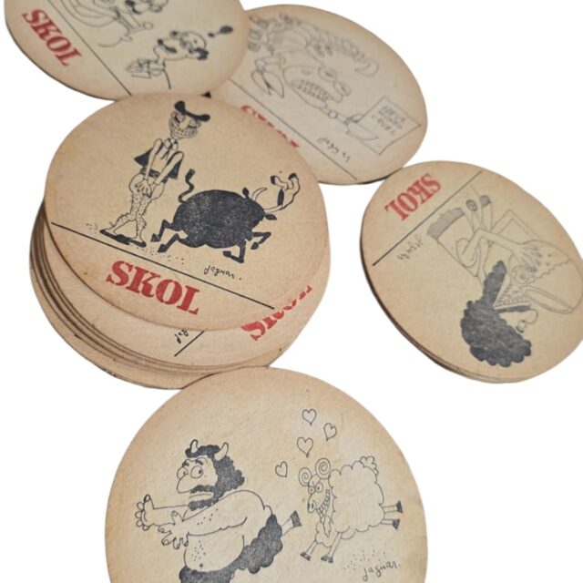 Lotão de porta copos antigos Skol com gravuras cômicas