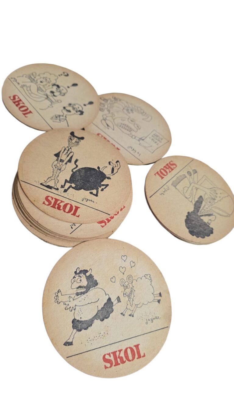 Lotão de porta copos antigos Skol com gravuras cômicas
