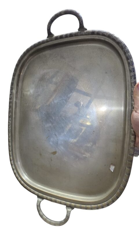 Grande e pesada bandeja espessurada a prata com borda cinzelada