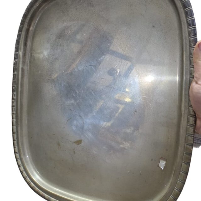 Grande e pesada bandeja espessurada a prata com borda cinzelada