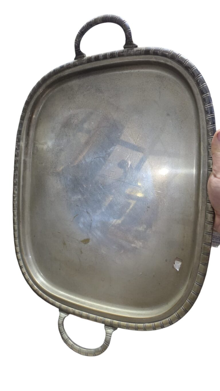 Grande e pesada bandeja espessurada a prata com borda cinzelada