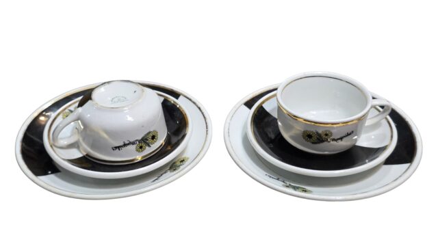 Xícara de Chá com pires e prato de sobremesa em Porcelana Mauá. (valor unitário)