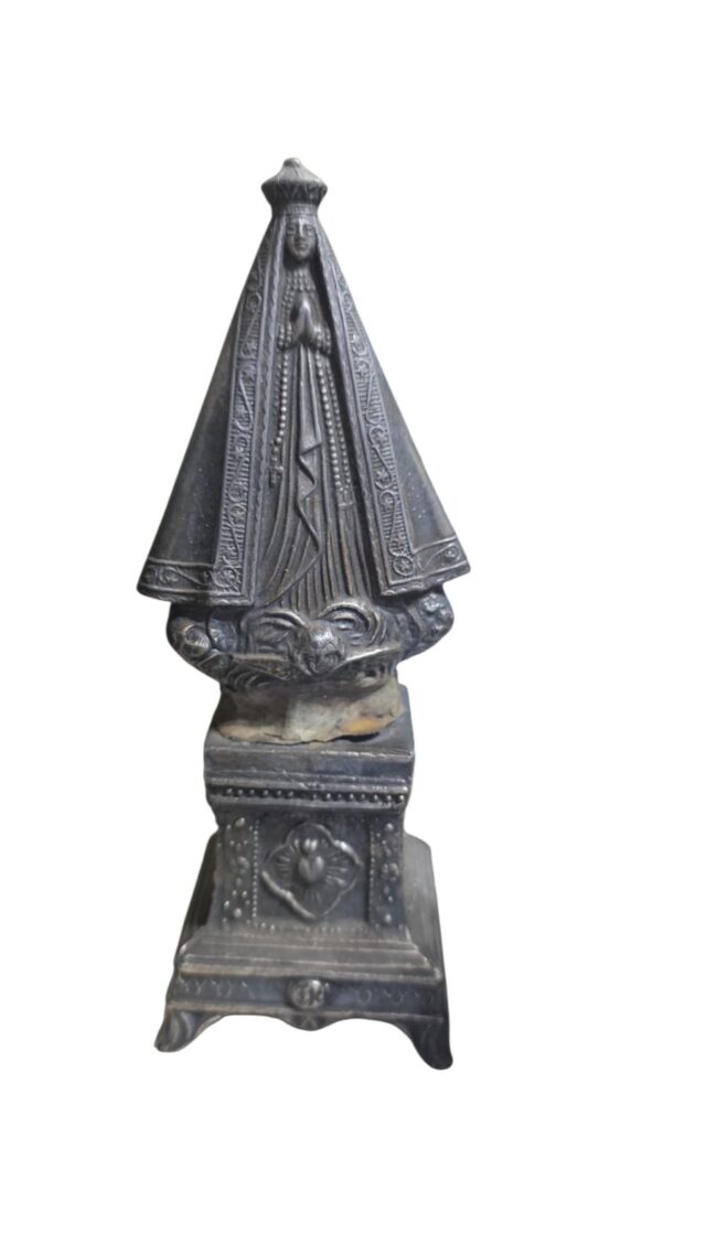 Antiga imagem sacra de metal com fino detalhamento