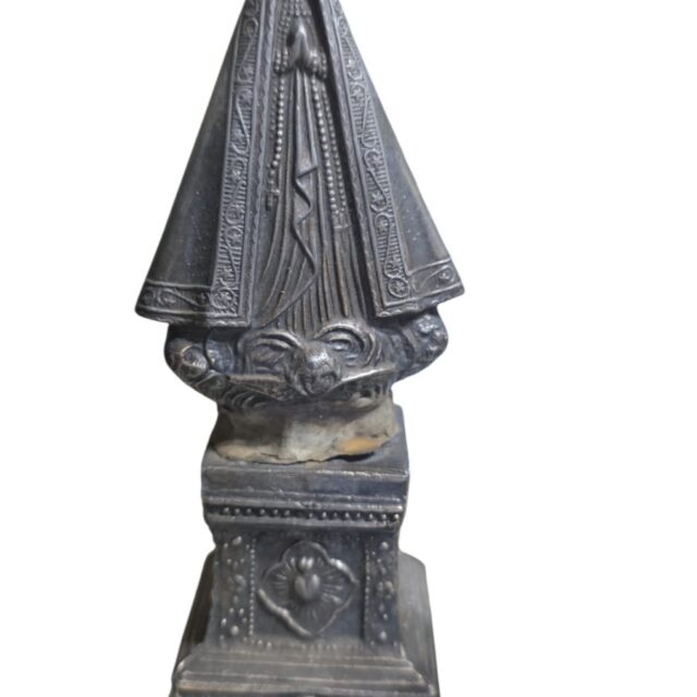 Antiga imagem sacra de metal com fino detalhamento