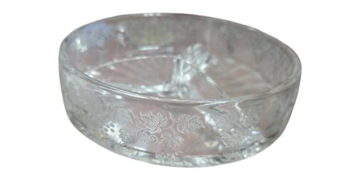Elegante petisqueira de cristal com lapidações de parreiras