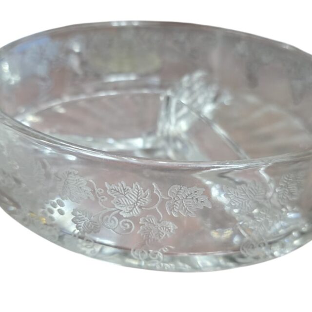 Elegante petisqueira de cristal com lapidações de parreiras