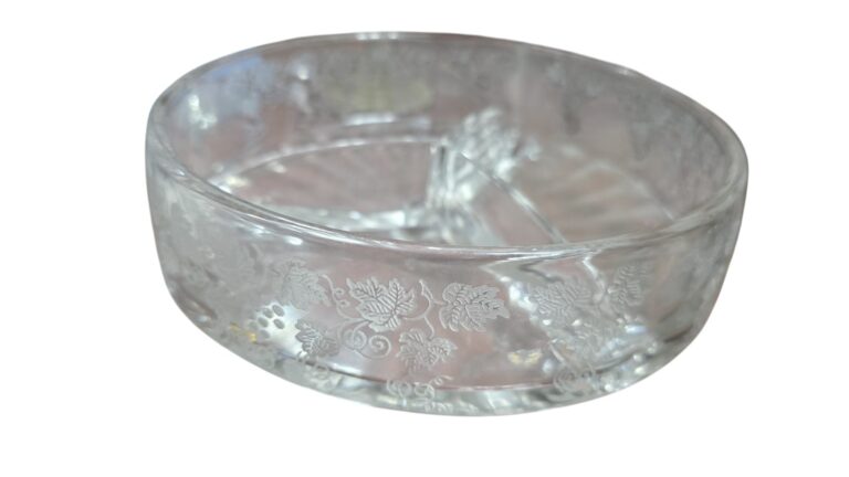 Elegante petisqueira de cristal com lapidações de parreiras