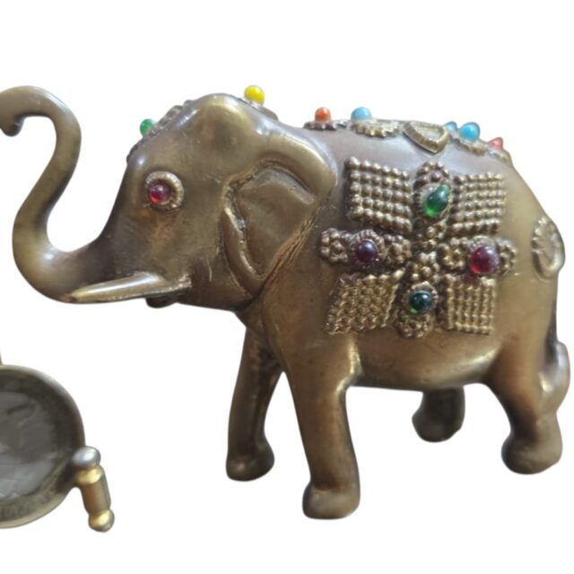 Elefante indiano em dourado metal com incrustações