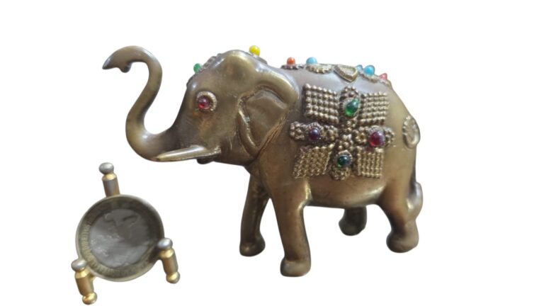 Elefante indiano em dourado metal com incrustações