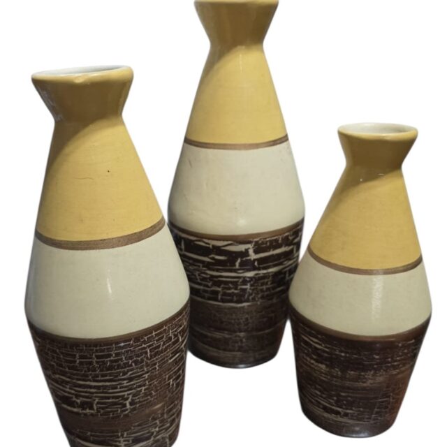 Trio de vasos de cerâmica