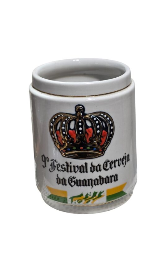 Caneca de coleção em porcelana com filetes de ouro