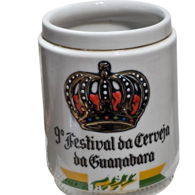 Caneca de coleção em porcelana com filetes de ouro