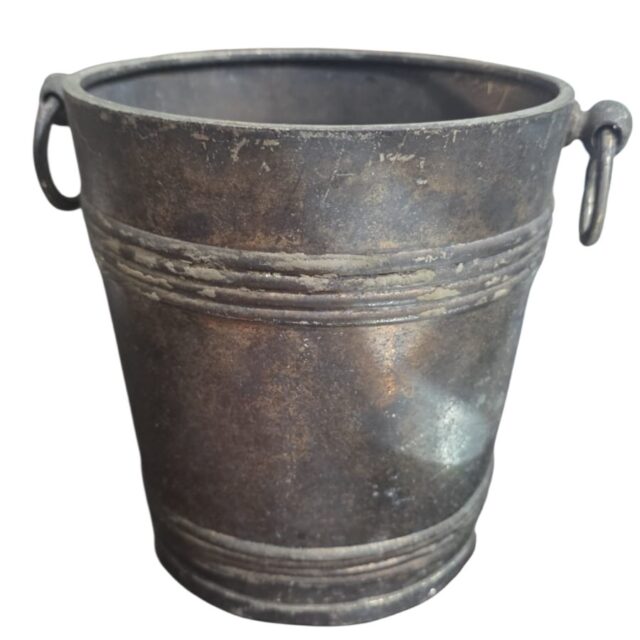 Antiga champanheira espessurada a prata, com alças