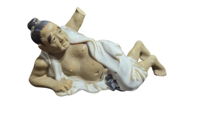 Escultura oriental de porcelana