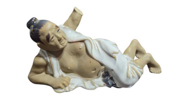 Escultura oriental de porcelana