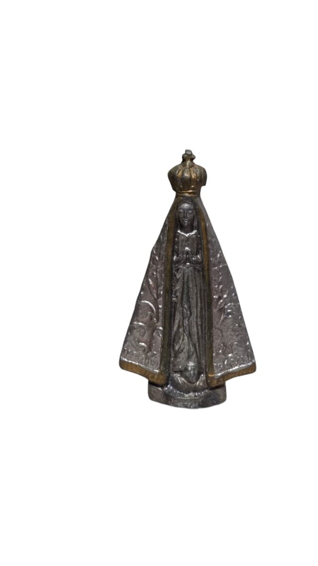 Imagem sacra em metal ricamente cinzelada