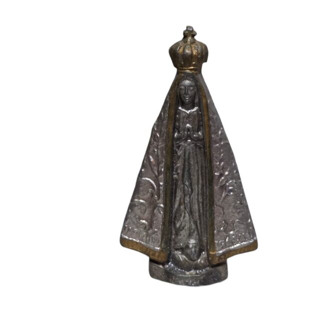 Imagem sacra em metal ricamente cinzelada