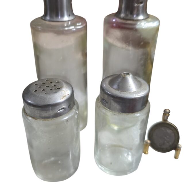 Galheteiro de vidro e metal, quatro peças