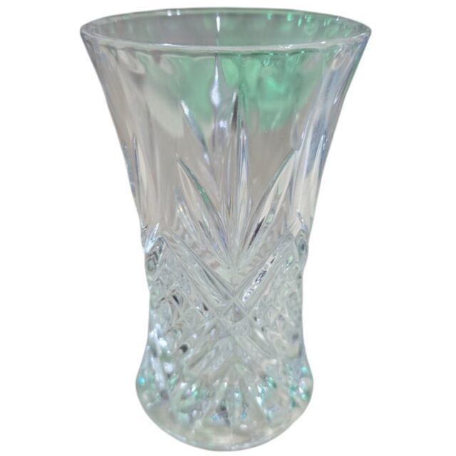 Elegante floreira em grosso cristal, de ótima qualidade, belíssimas lapidações