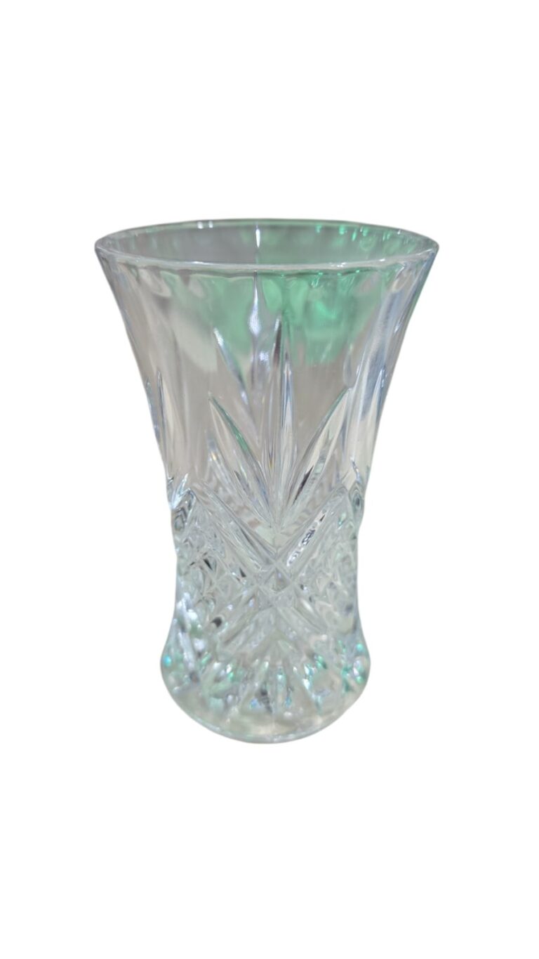 Elegante floreira em grosso cristal, de ótima qualidade, belíssimas lapidações