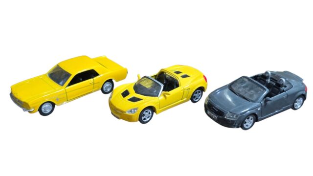 Trio de carros em metal. Maisto. Escala 1/36