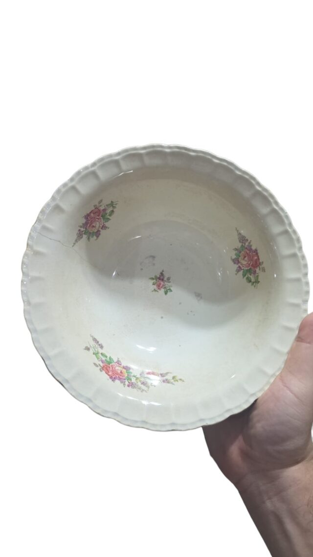 Antiga saladeira em faiança nacional