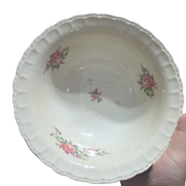 Antiga saladeira em faiança nacional