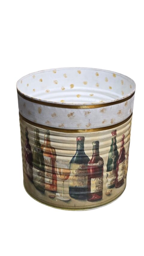 Grande lata com trabalho de decupagem