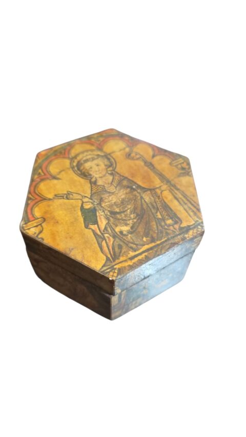 Potiche antigo de madeira com arte sacra no estilo gótico da europa ocidental