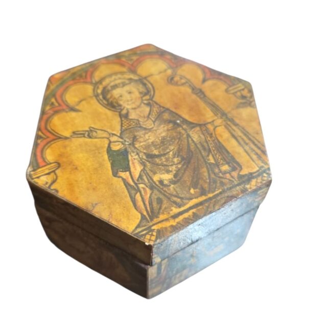 Potiche antigo de madeira com arte sacra no estilo gótico da europa ocidental
