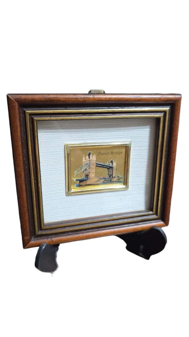Pequeno quadro inglês, arte emoldurada em folha de ouro de 23 quilates