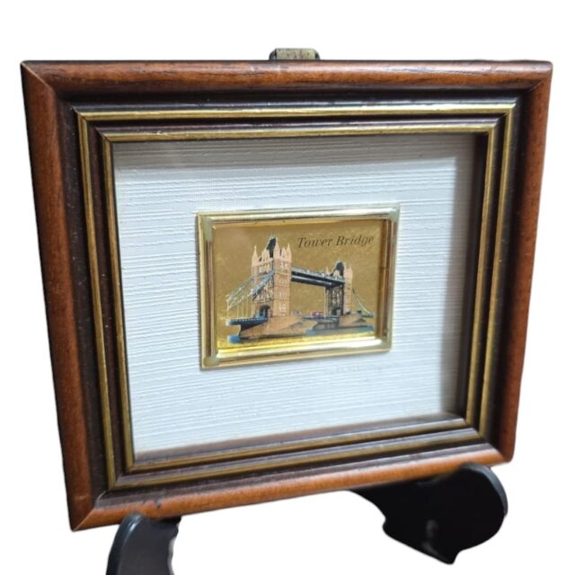 Pequeno quadro inglês, arte emoldurada em folha de ouro de 23 quilates