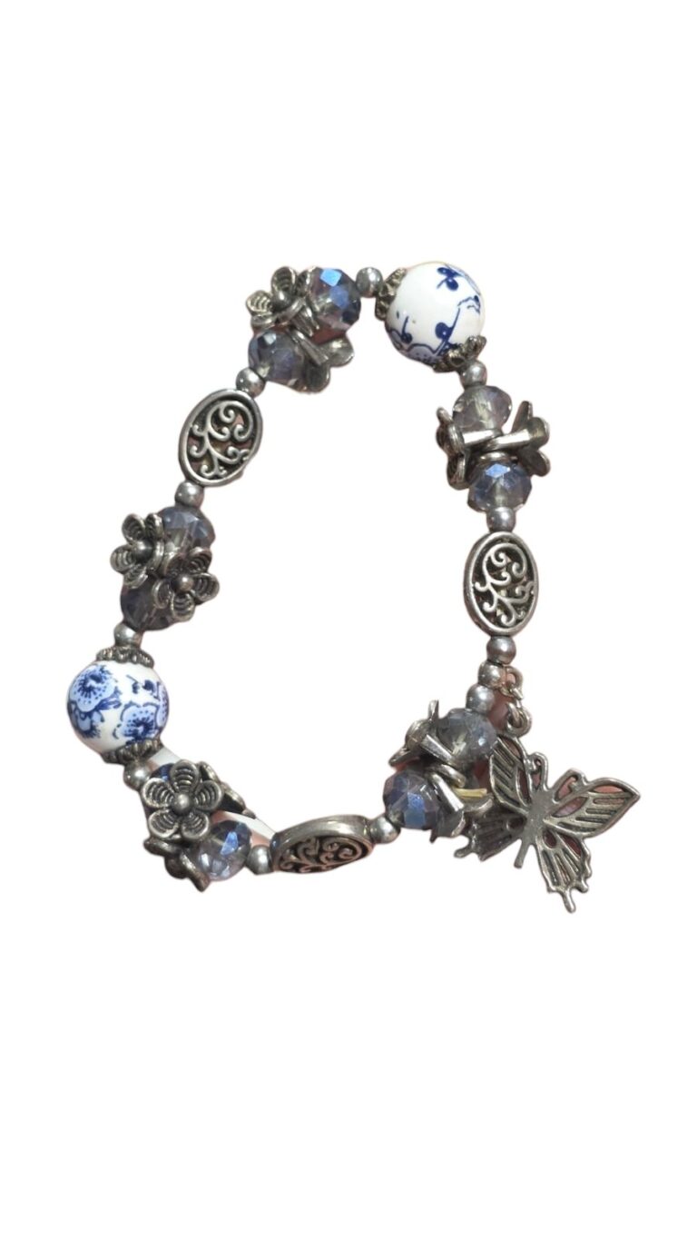 Bela pulseira adornada com miçangas de porcelana